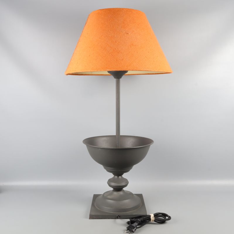 Golvlampa/bordslampa med tydlig orange lampskärm