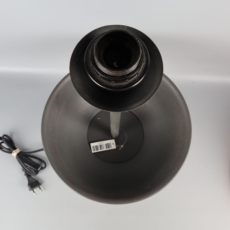 Insida av lampsockel och elkontakt