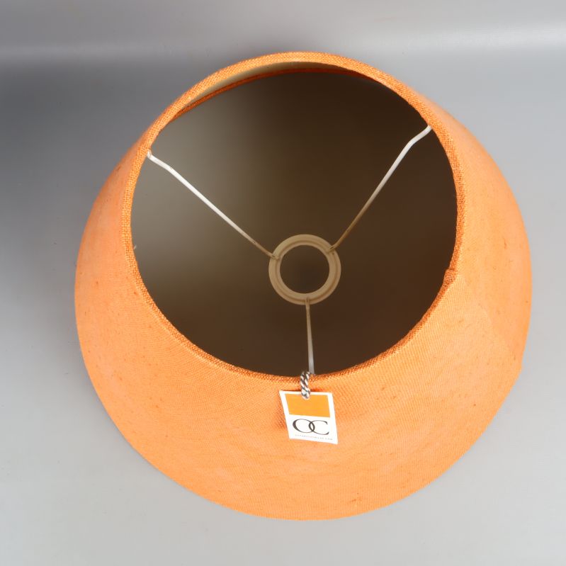 Orange lampskärm i tyg med märkning