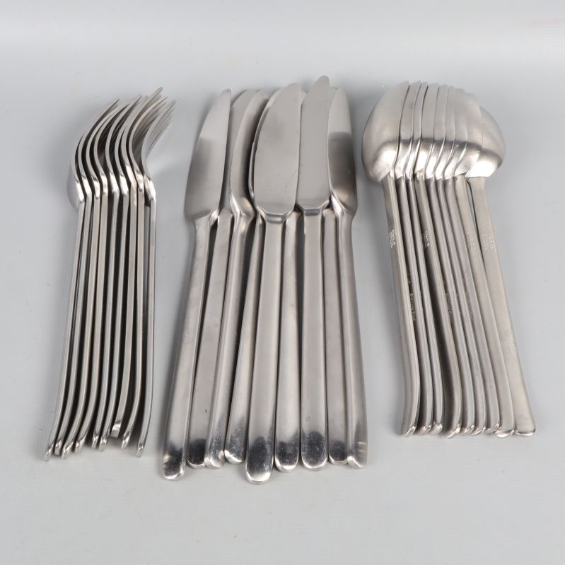 Staplade bestick,skedar, knivar och gafflar
