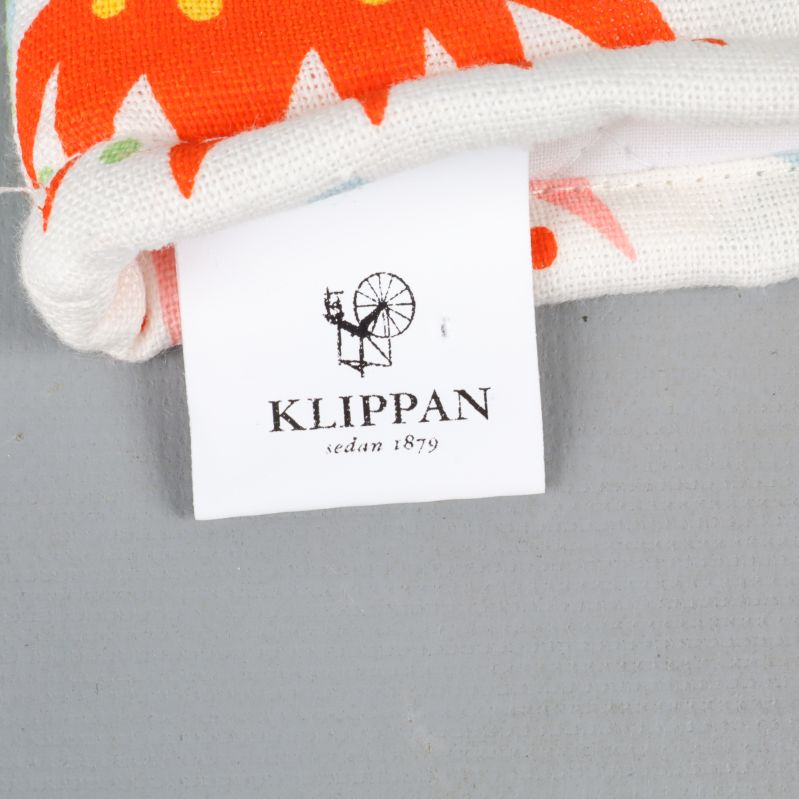 Närbild på Klippan etikett på överdraget