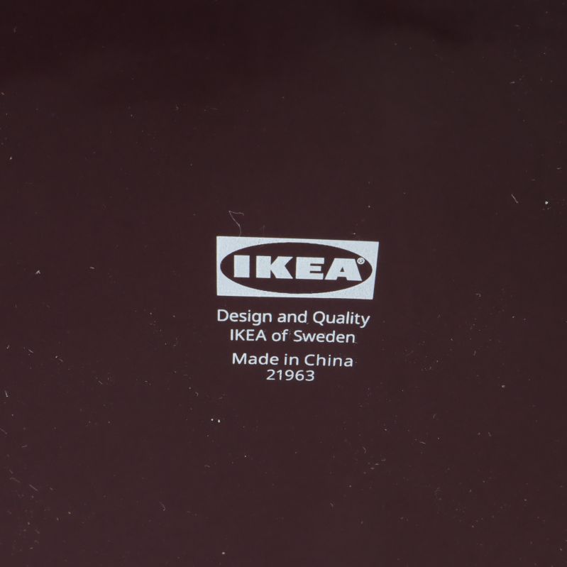 IKEA logotyp på basen av vasen