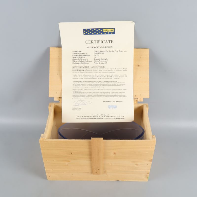 Glasvas in låda med certifikat 