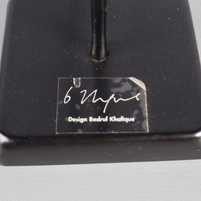 Närbild på bottenmärkning med designer namn