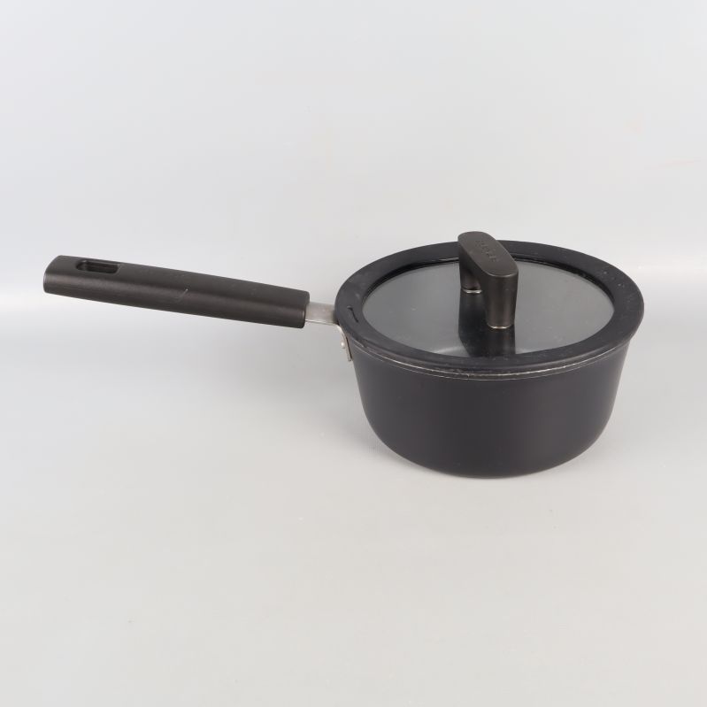 Svart kastrull sedd från sidan