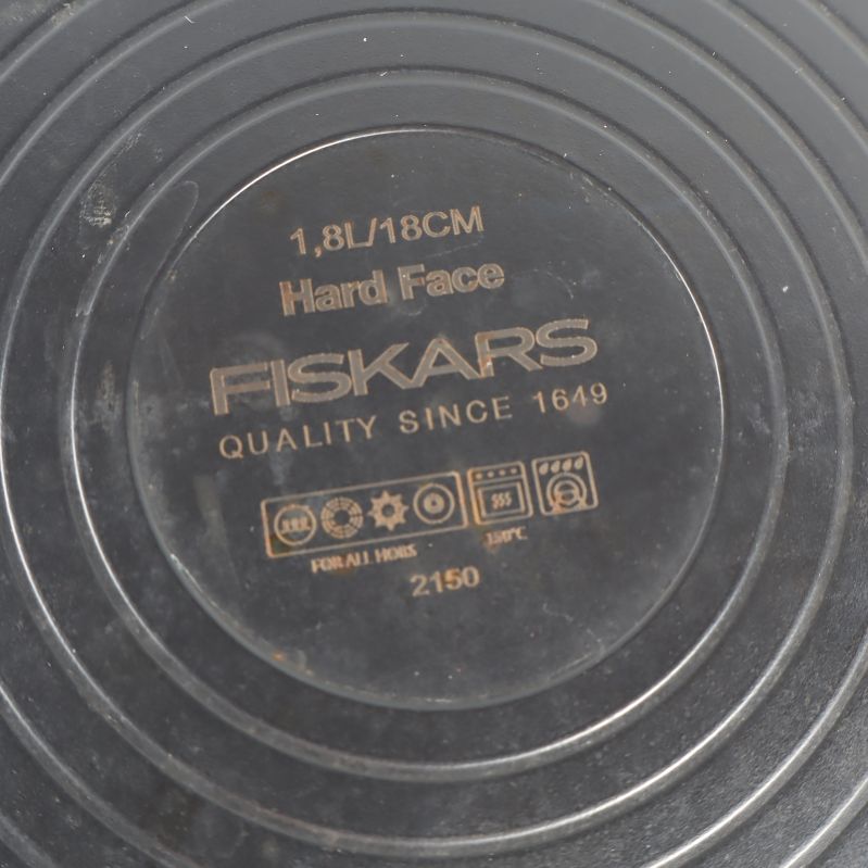 Botten av en kastrull med FISKARS logo