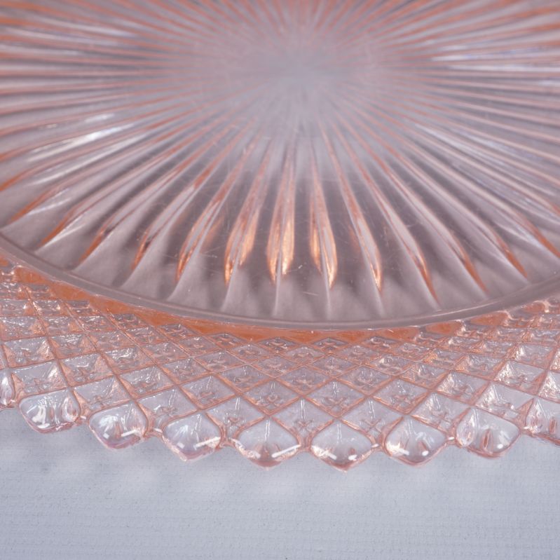 Närbild på tallrikens räfflade kant och botten