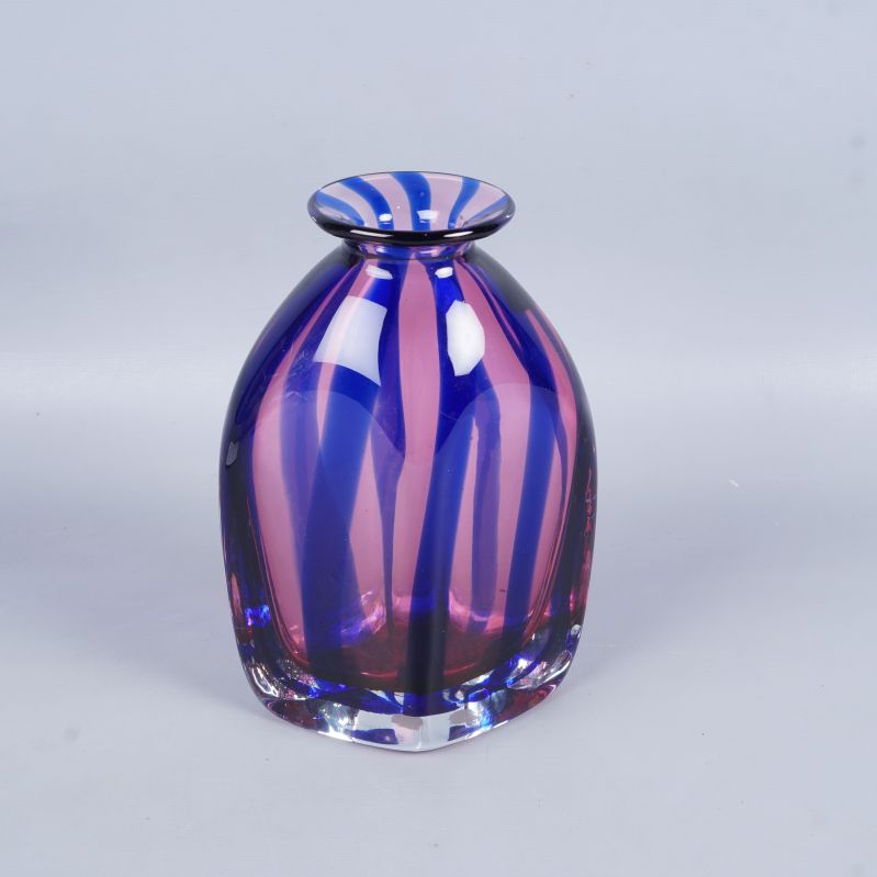 Vas i lila och blått glas med runda former
