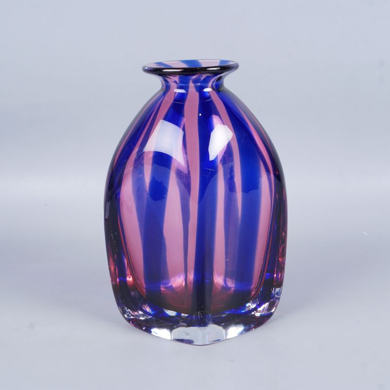 Glasvas framifrån med lila och blå färger