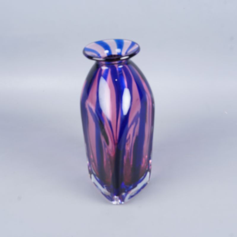 Avsmalnande vas sedd ovanifrån med synliga glasränder