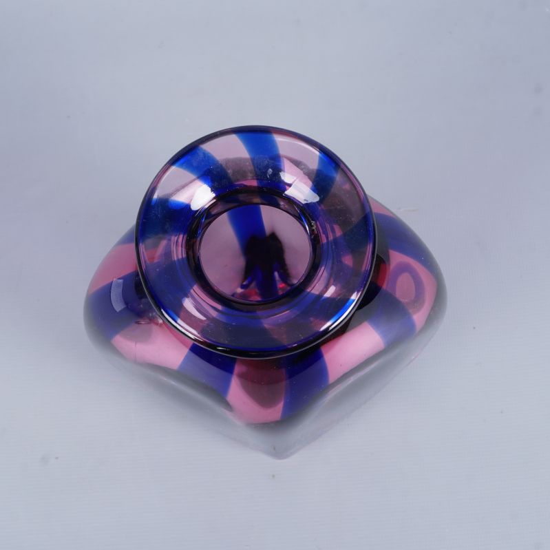 Rund öppning på glasvas med färgade ränder