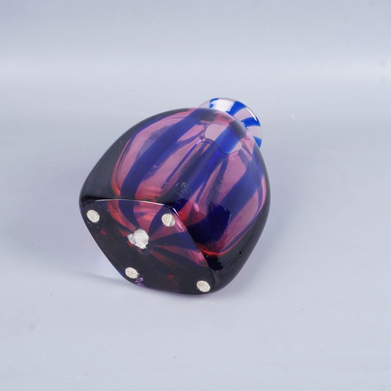 Vas liggande med synlig bottendel och möbeltassar