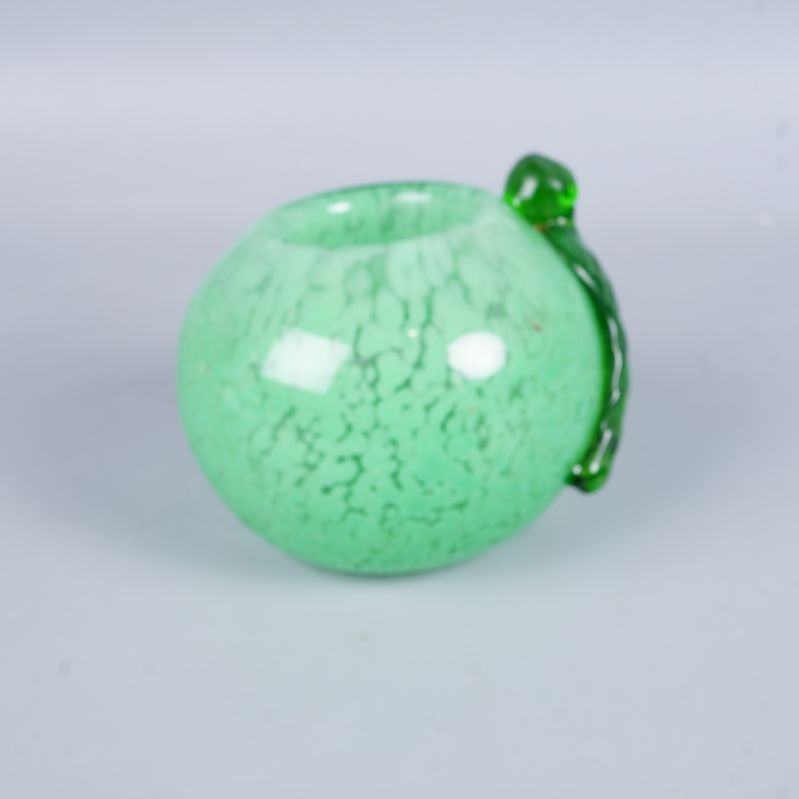 Grön ljusstake med glaslöv från sidan