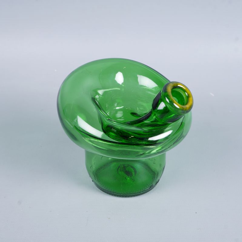 Grön vas med skulptural, böjd öppning och genomskinlig yta
