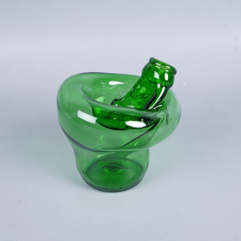 Vas i grönfärgat glas sedd från vinkel med tydlig öppning