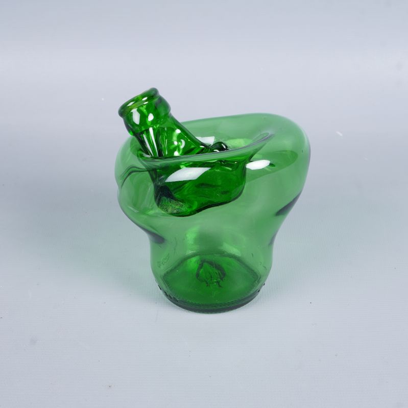 Vasens sida där den unika böjda formen framhävs