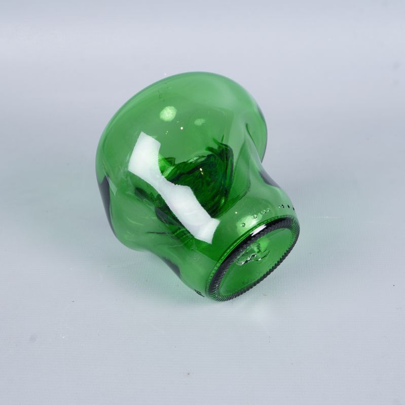 Grön glasvas liggande och visar botten