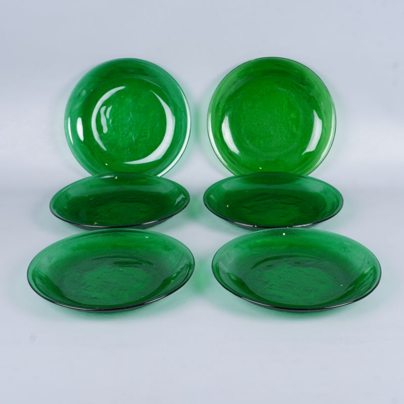 Sex gröna tallrikar i glas grupperade tillsammans