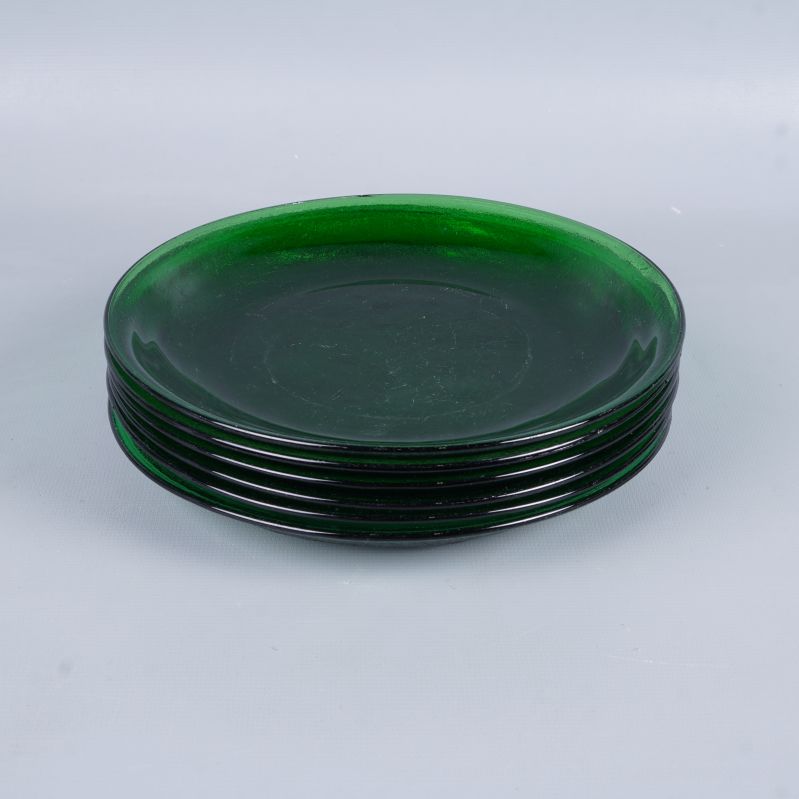 Staplade gröna glasskivor fotograferade från sidan