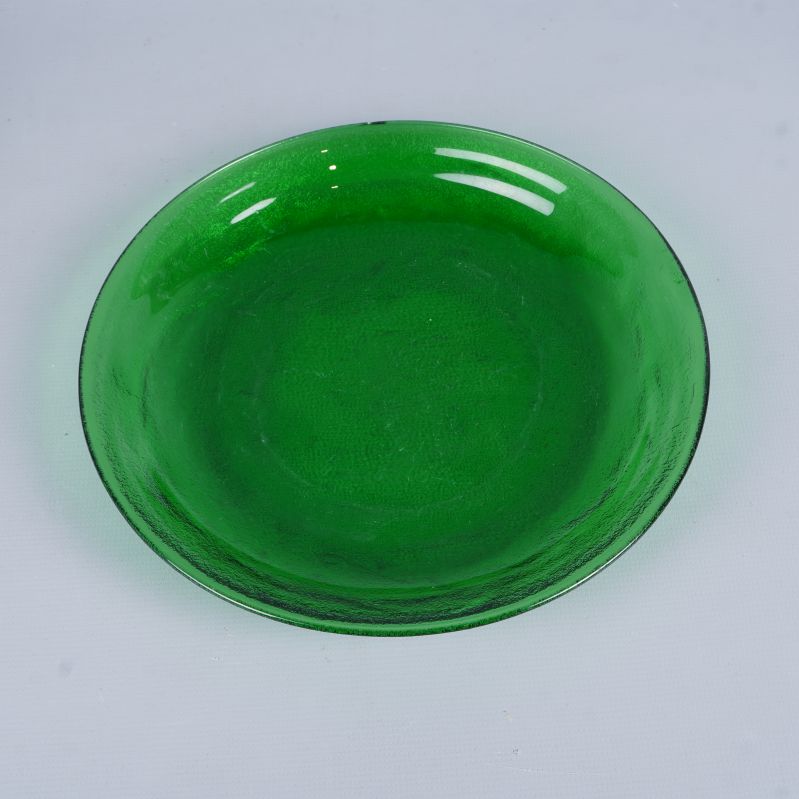 En grön glasskiva sedd ovanifrån mot vit bakgrund