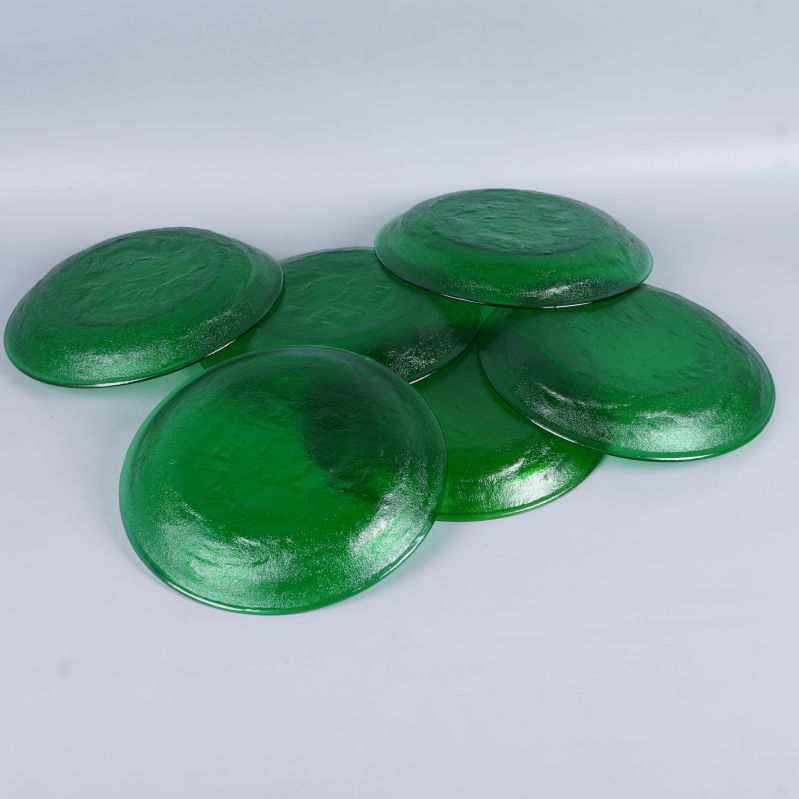 Sex gröna tallrikar placerade upp och ned