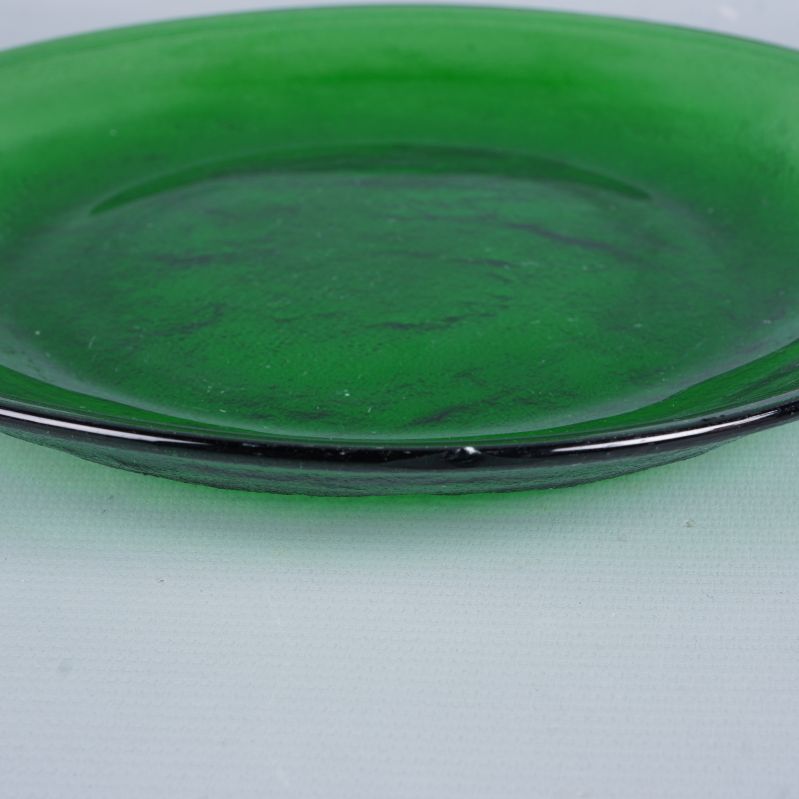 Närbild på tallriks sida och kant mot vit bakgrund