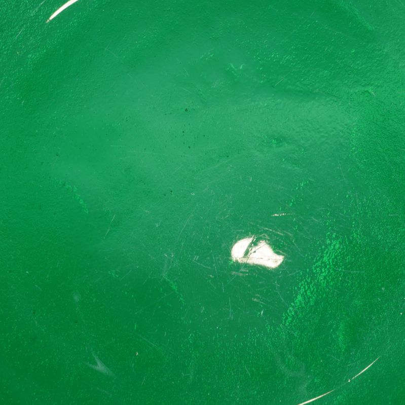 Närbild av glasytan med repor och reflektioner