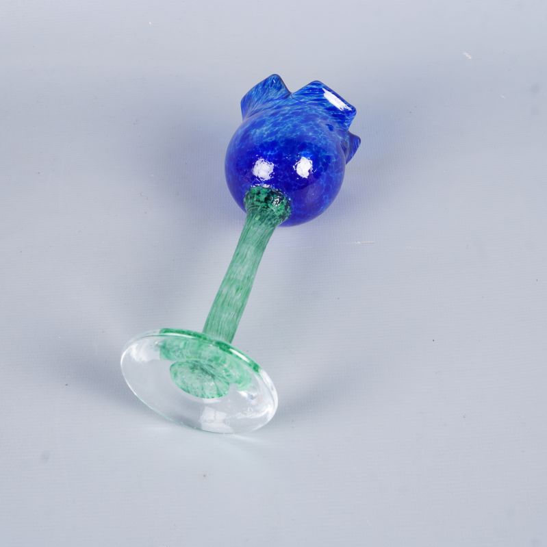 Ljusstake liggande och foten synlig i glas