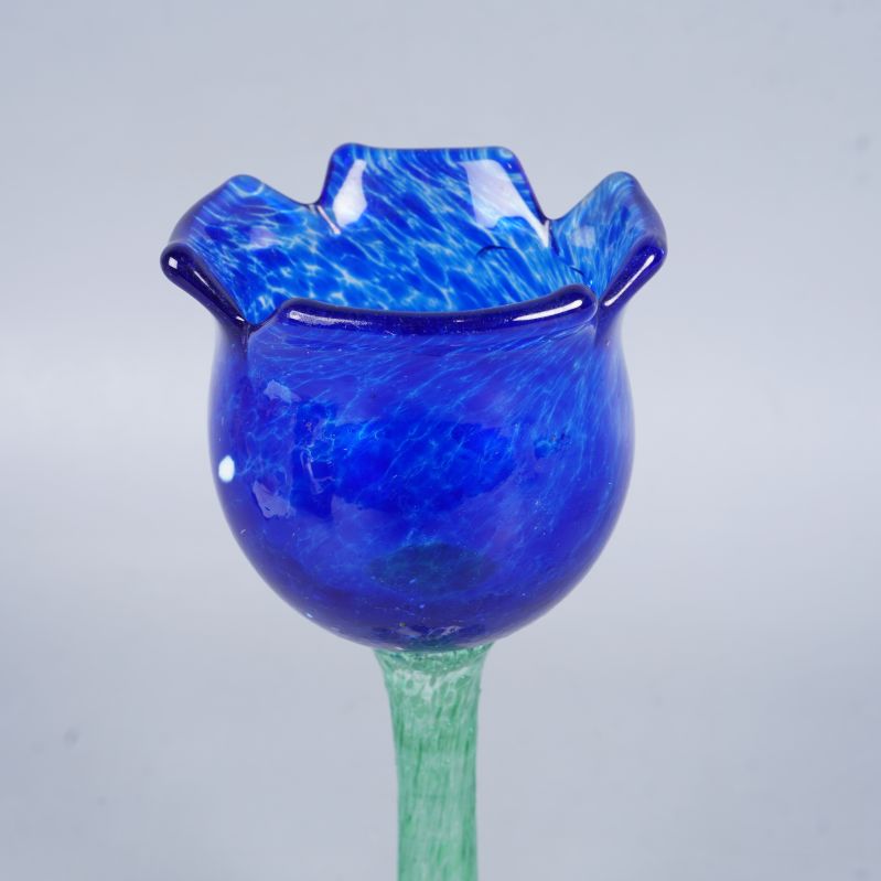 Närbild av blå kupan med vågig glaskant