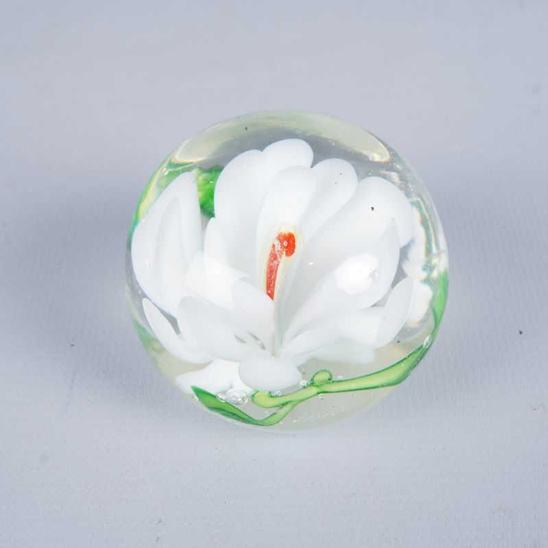 Brevpress med vit blomma och gröna detaljer