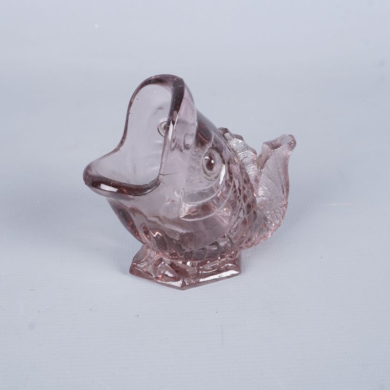 Rosa glasvas i form av fisk från sidan