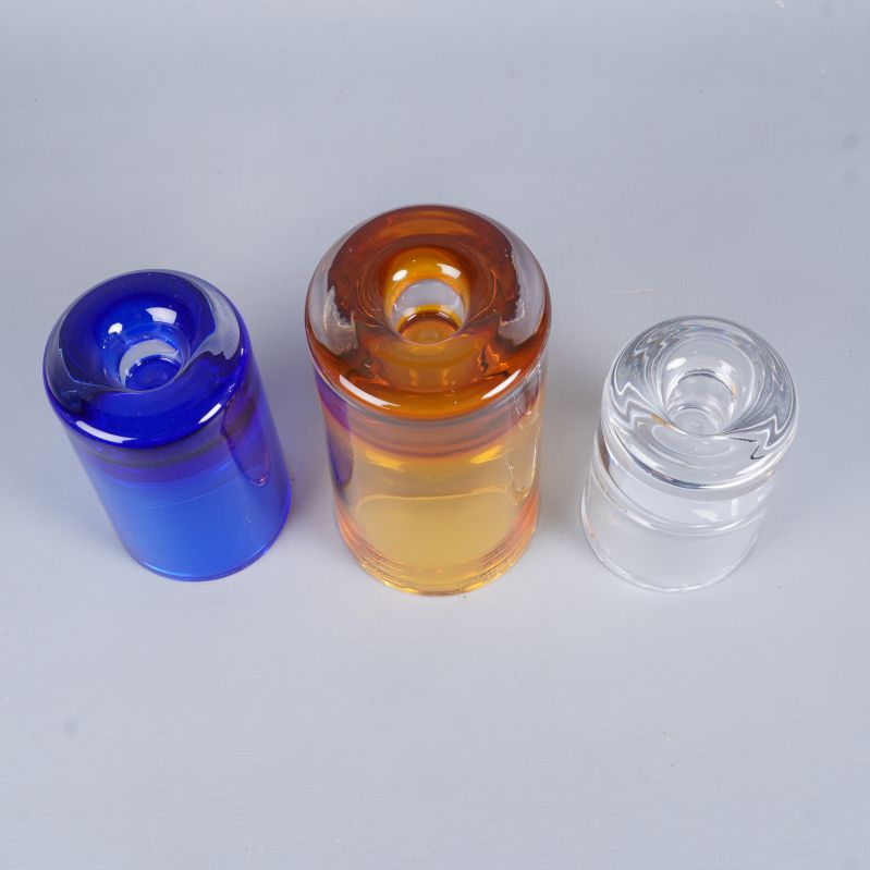 Cylinderformade ljusstakar i glas uppifrån, olika färger