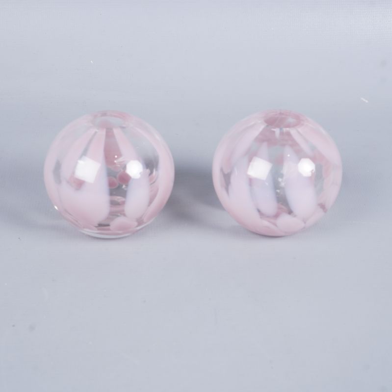 Två runda vaser i glas med rosa detaljer