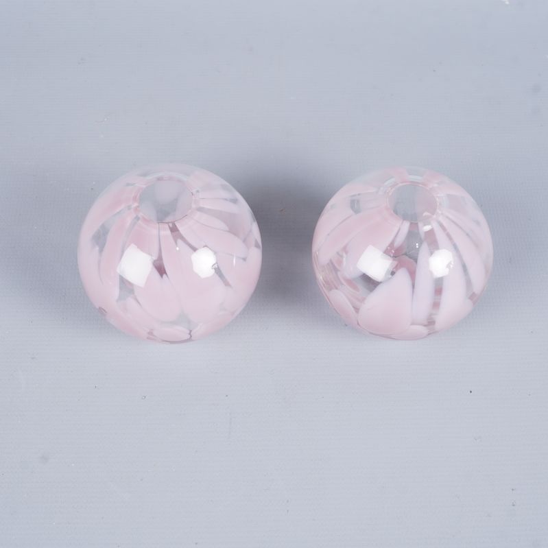 Vaser sedda snett uppifrån med synliga rosa mönster