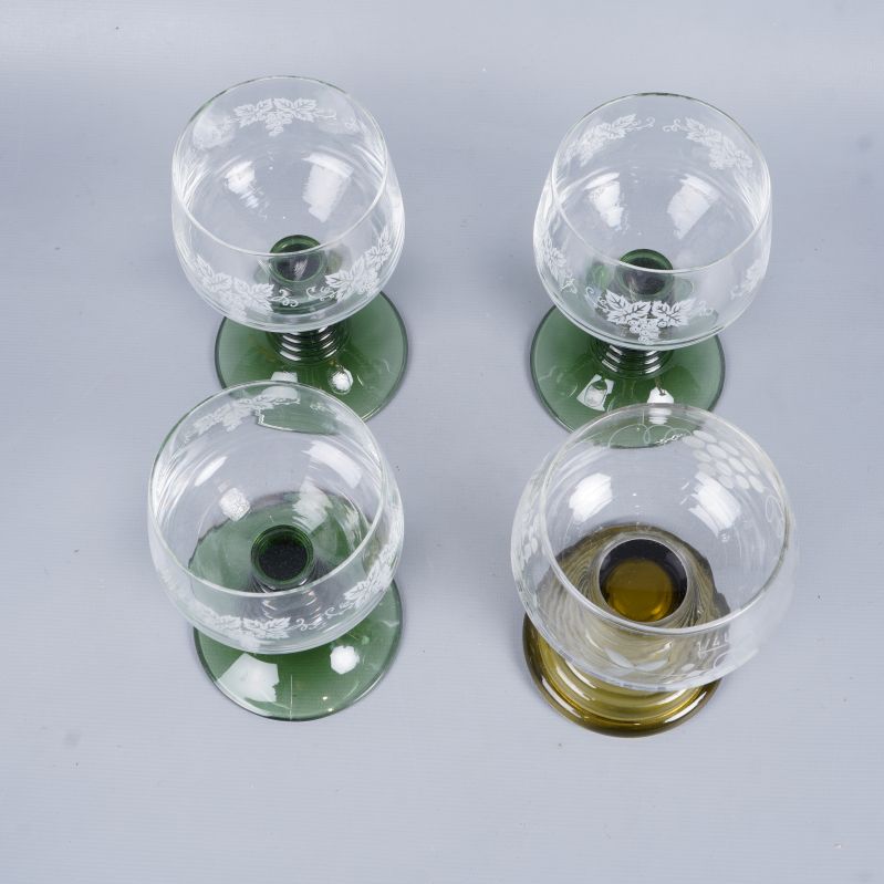 Överblick av fyra vinglas med olika benfärger