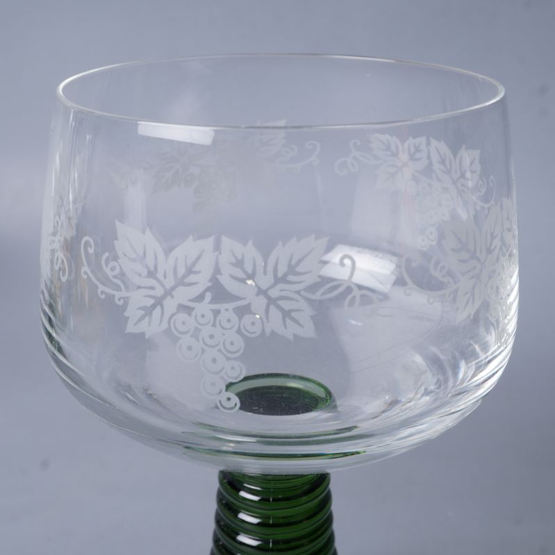 Närbild av gravyr med vinranka på glaset