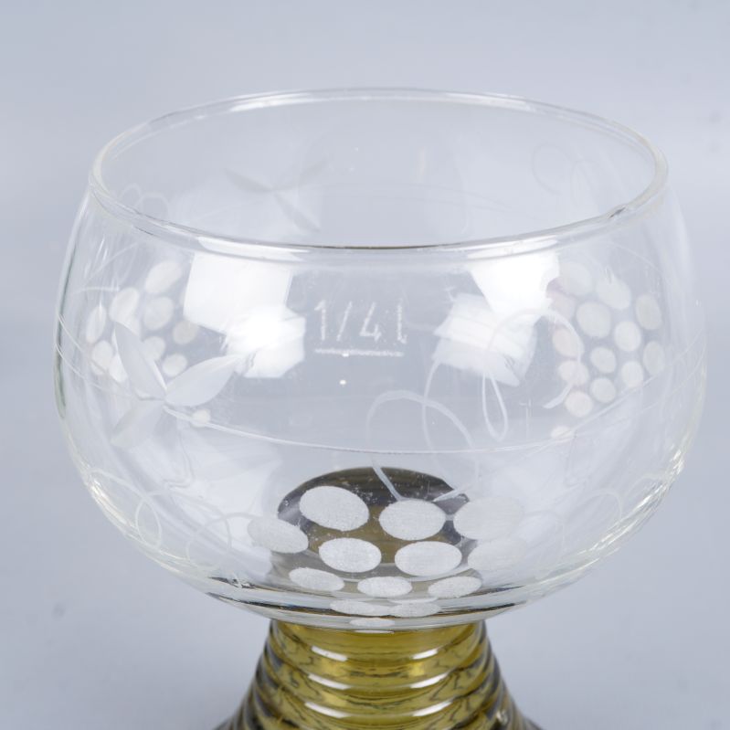 Närbild på vinglas med texten 1/4L på kupan