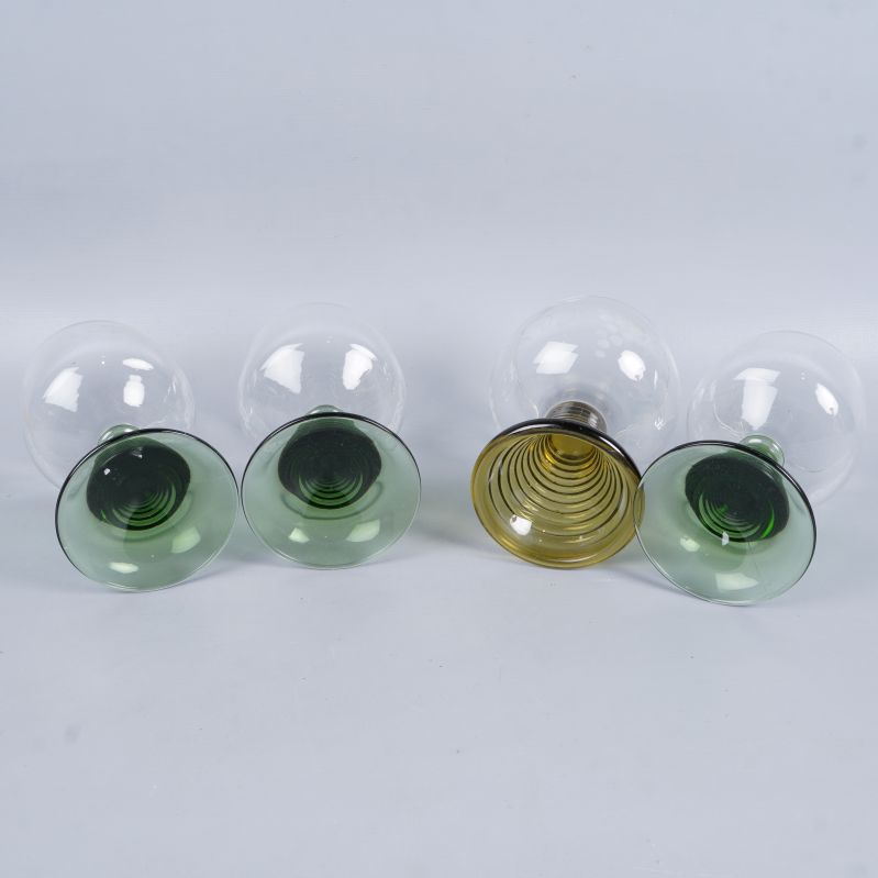 Fyra vinglas liggande, undersida av ben syns