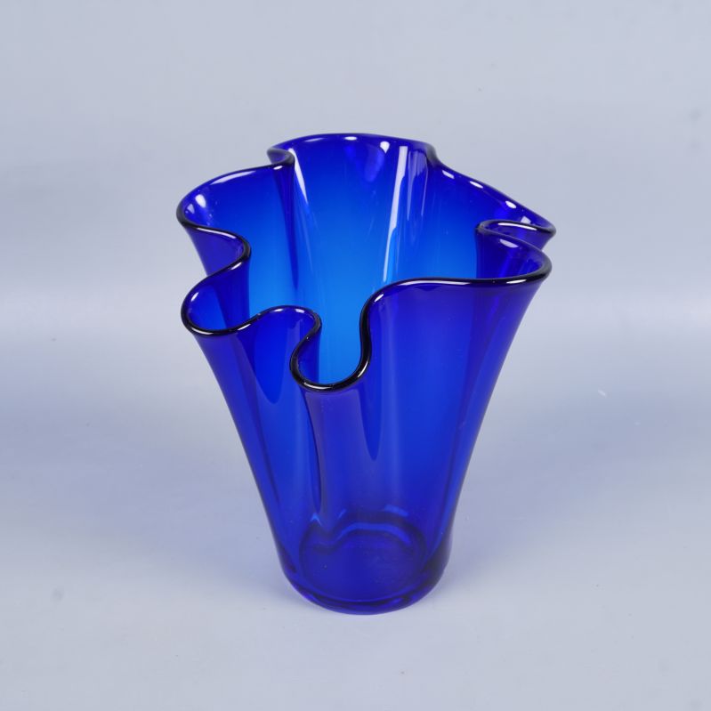 Blå vågig vas i glas 