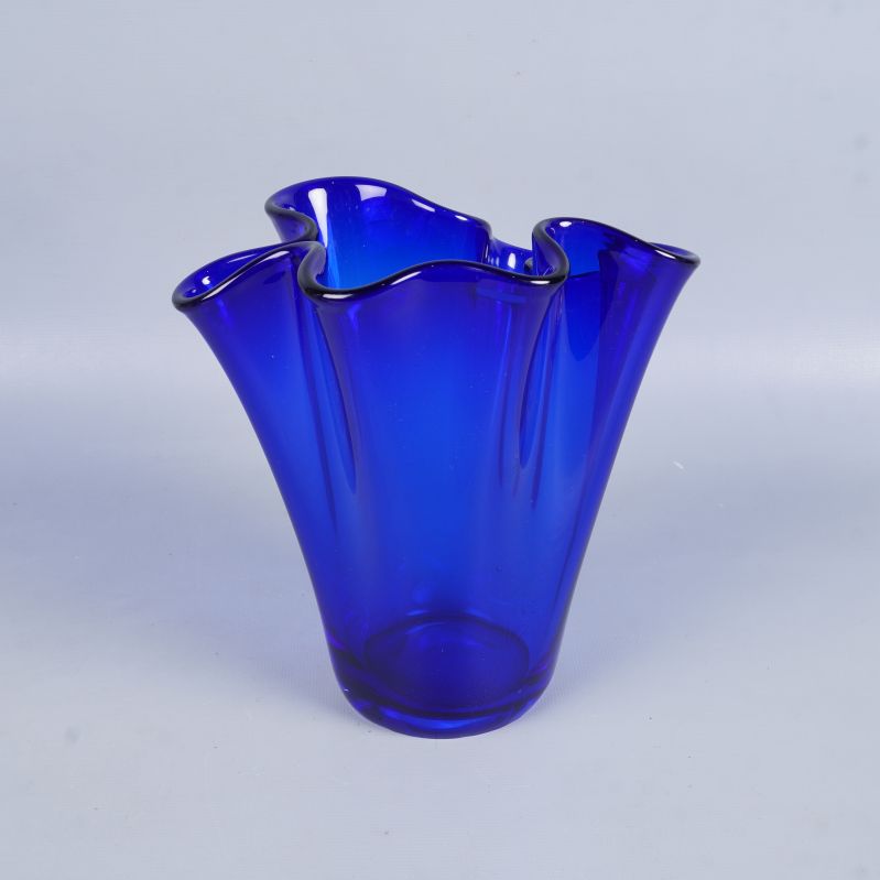 Rund blå glasvas med mjuka vågformade kanter