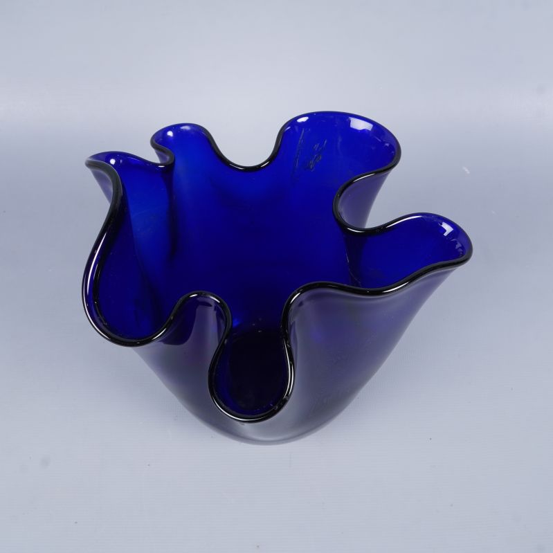 Öppningen på vasen sedd ovanifrån visar vågig kant