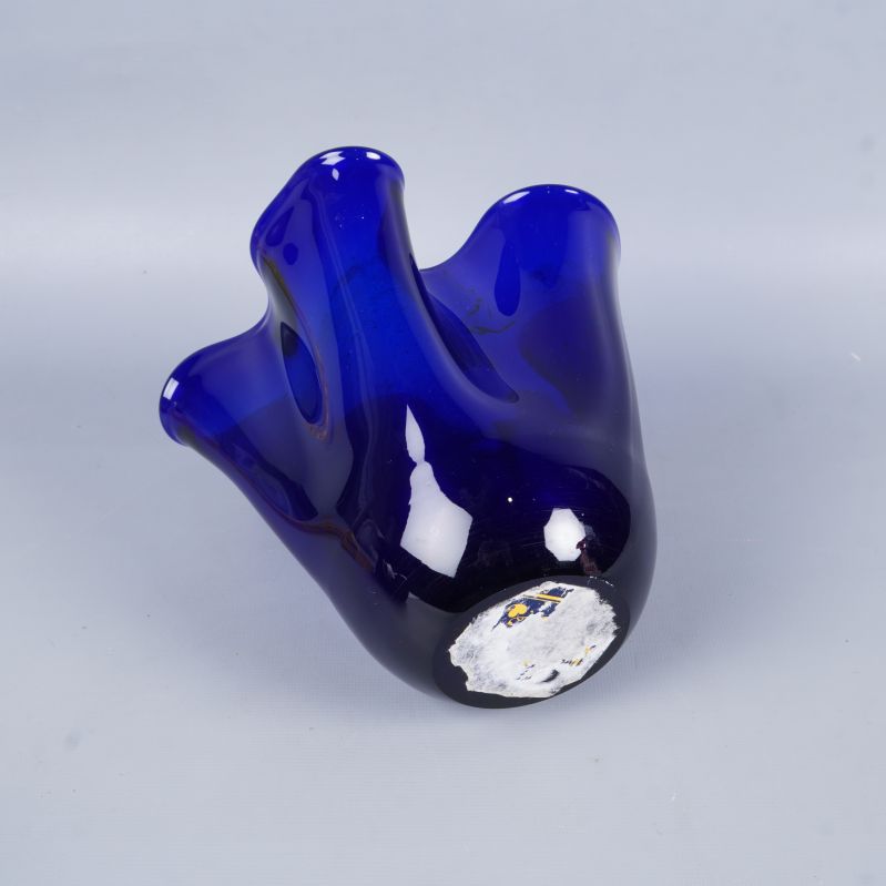 Vas i blått glas liggande med synlig botten