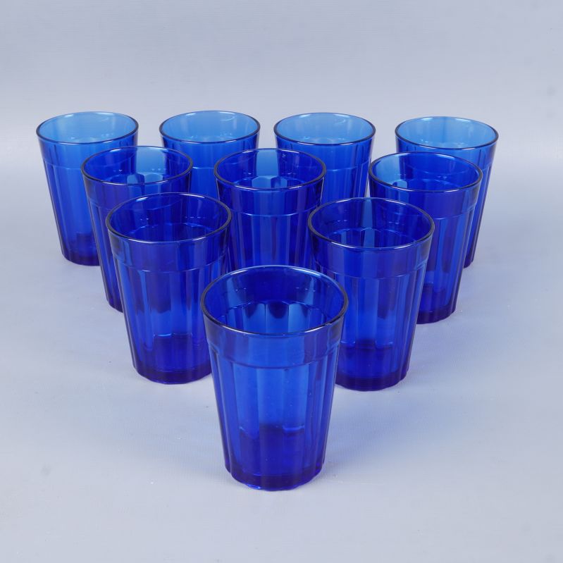 Tio blå dricksglas placerade i form av triangel