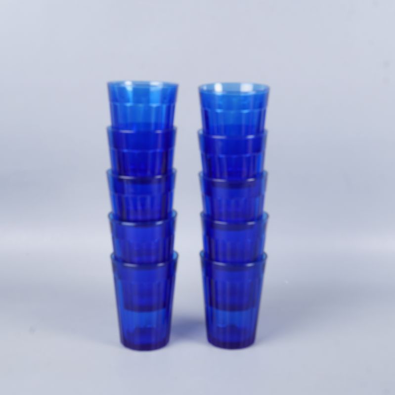 Tio blå glas staplade i två höga staplar