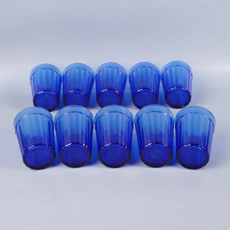 Tio blå glas liggande med botten uppåt