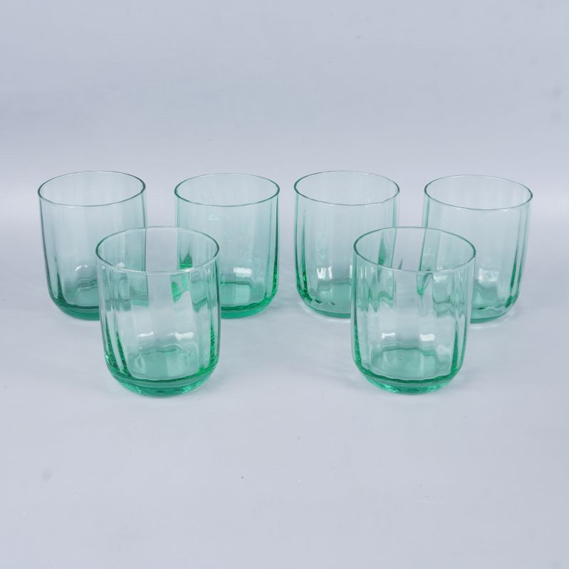 Sex gröna dricksglas i grupp mot vit bakgrund