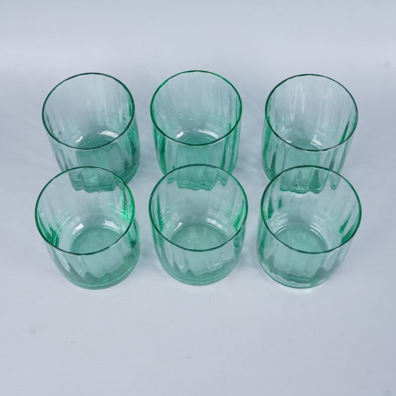 Överblick av sex gröna dricksglas ur fågelperspektiv