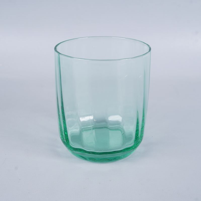 Närbild på ett grönt dricksglas i transparent glas