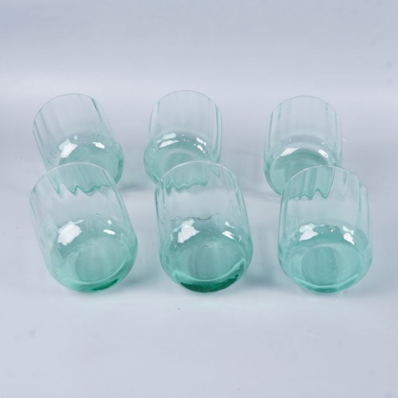 Sex gröna dricksglas liggande på sidan