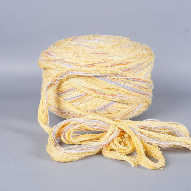 Trådnystan med lösa trådar utlagda framför nystanet